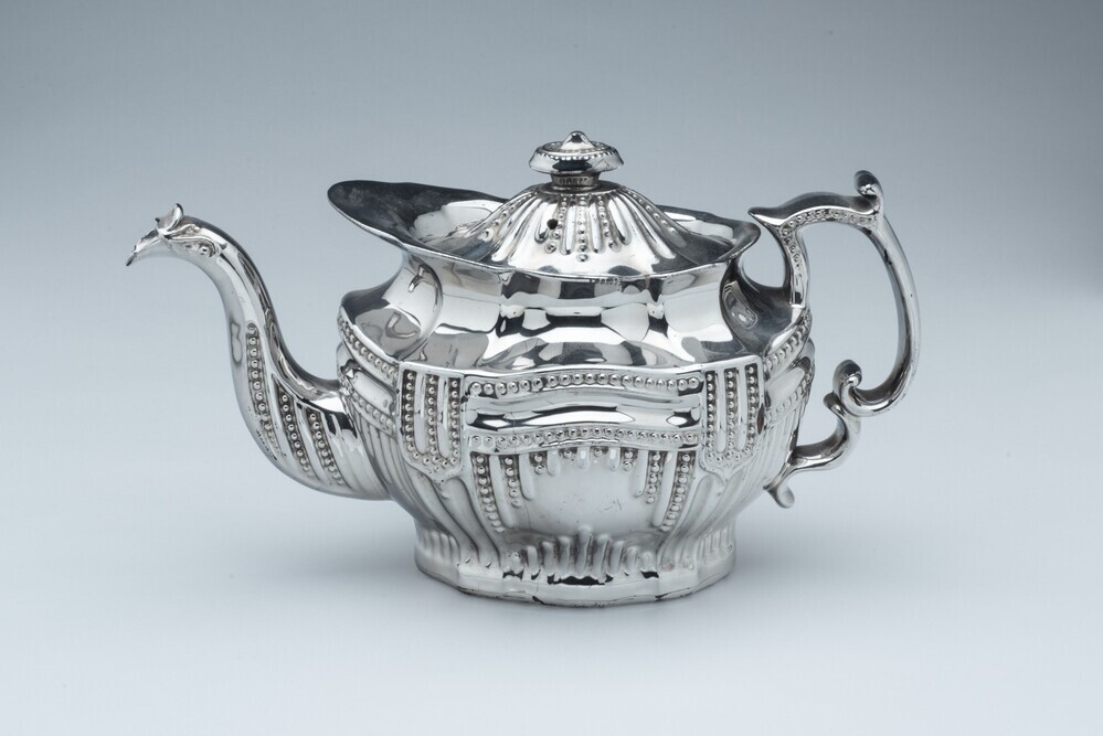 Theepot van zilverluster