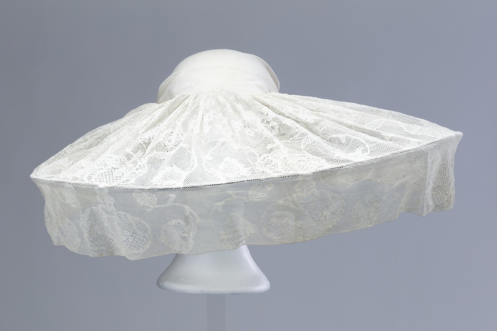 Duitse muts van kant en doorgestopte tule