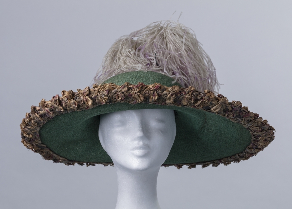 Dameshoed van raffia met grote pleureuse