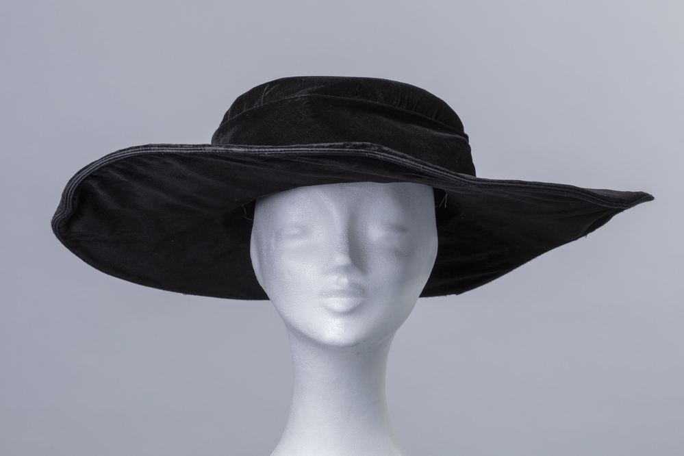 Dameshoed van zwart fluweel