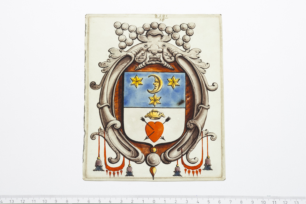 Ruitje van gebrandschilderd glas.