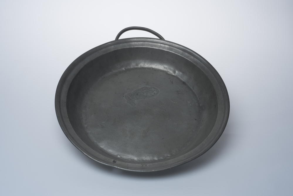 Twee opdienschotels van tin