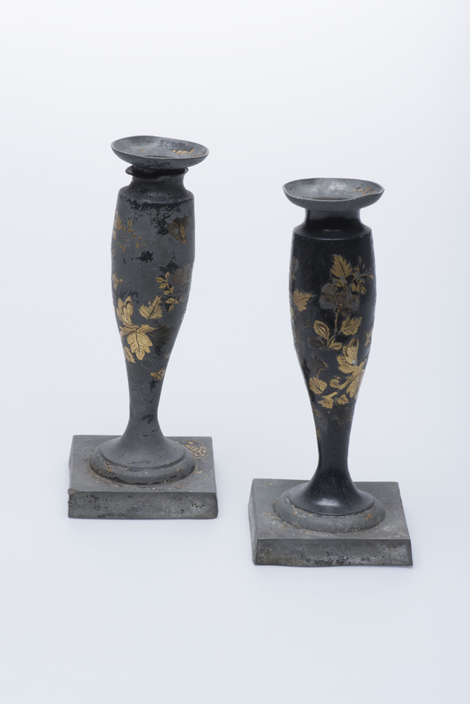 Twee kandelaars van zwart gelakt tin