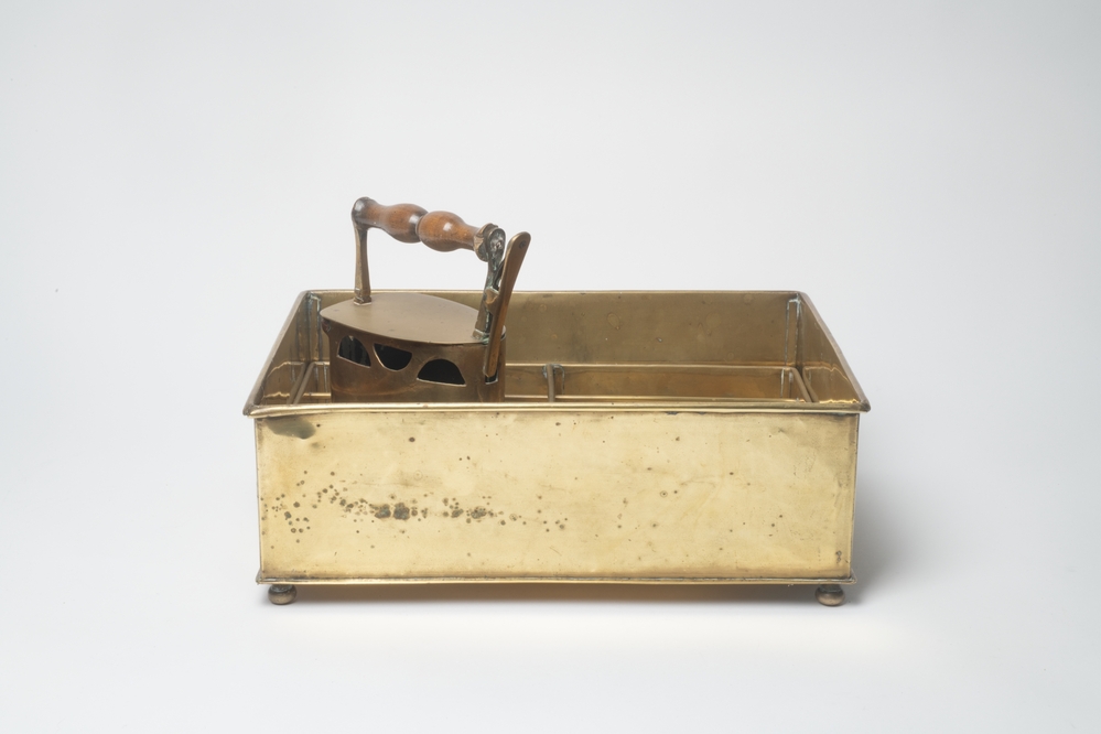 Strijkroosterbak met twee strijkijzers