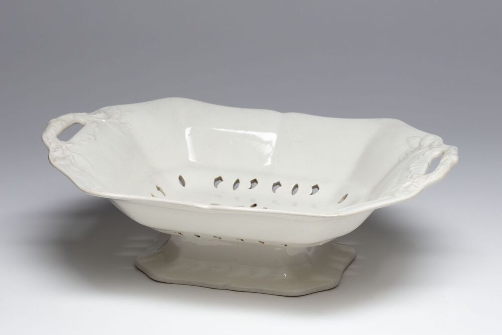 Deel van Wedgwood servies: fruittest met onderschotel