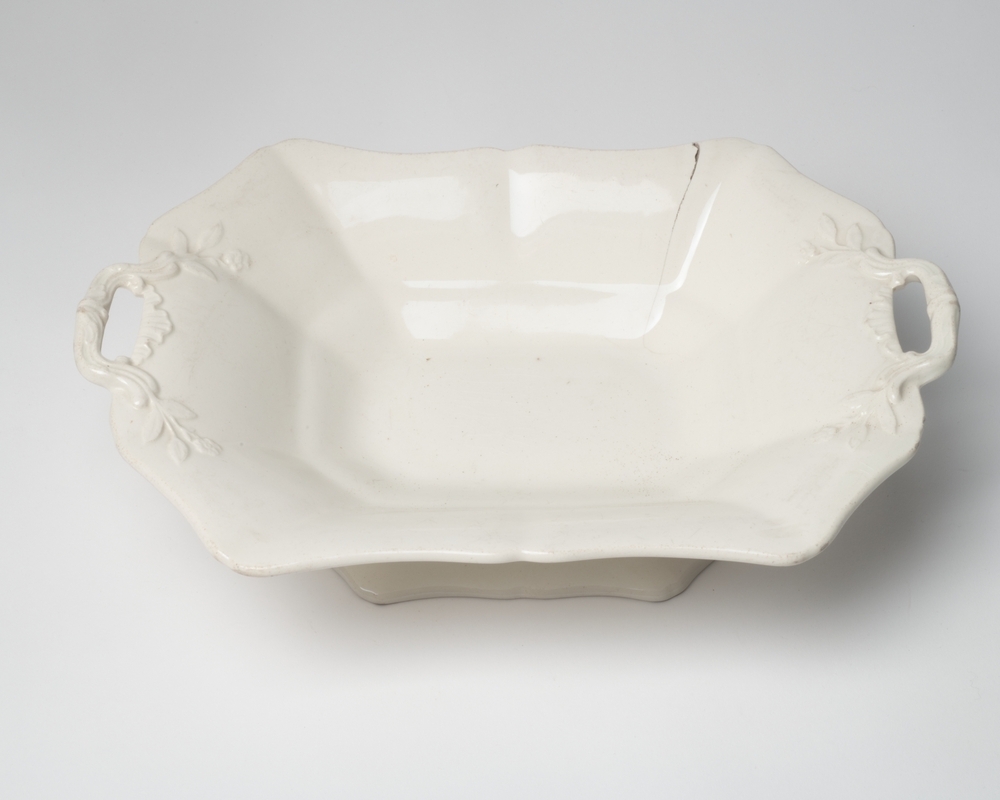 Deel van Wedgwood servies: schaal met onderschotel