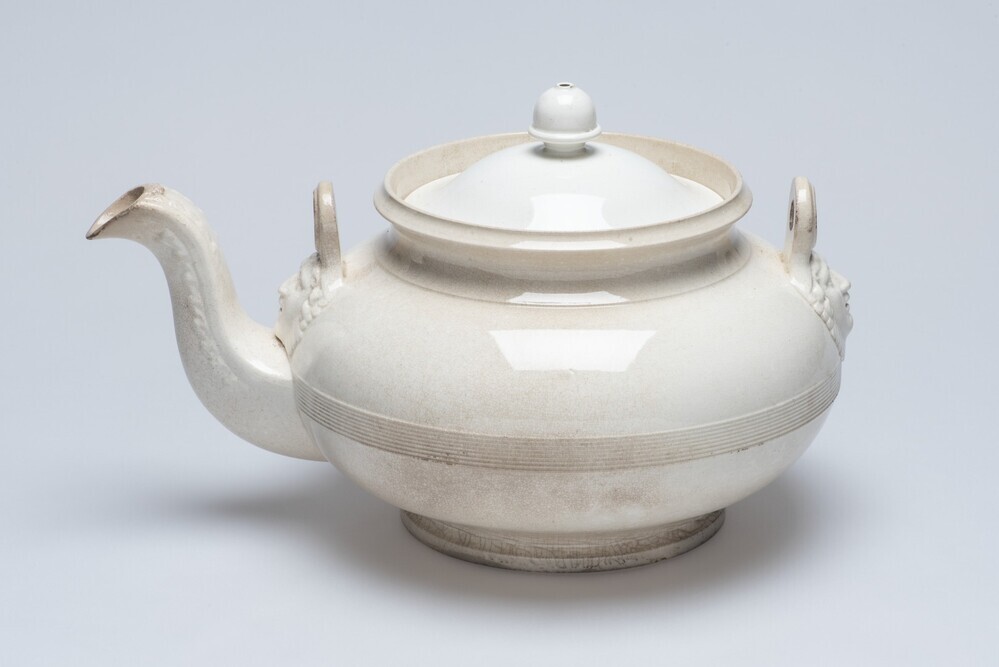 Deel van Wedgwood servies: ketel met deksel