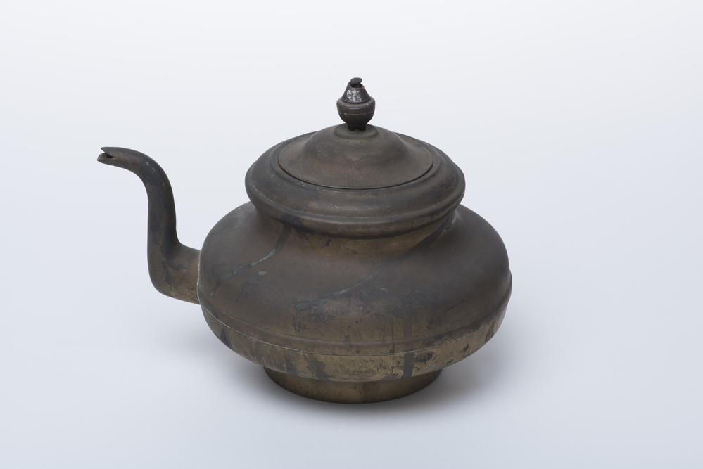 geelkoperen koffiepot met filter