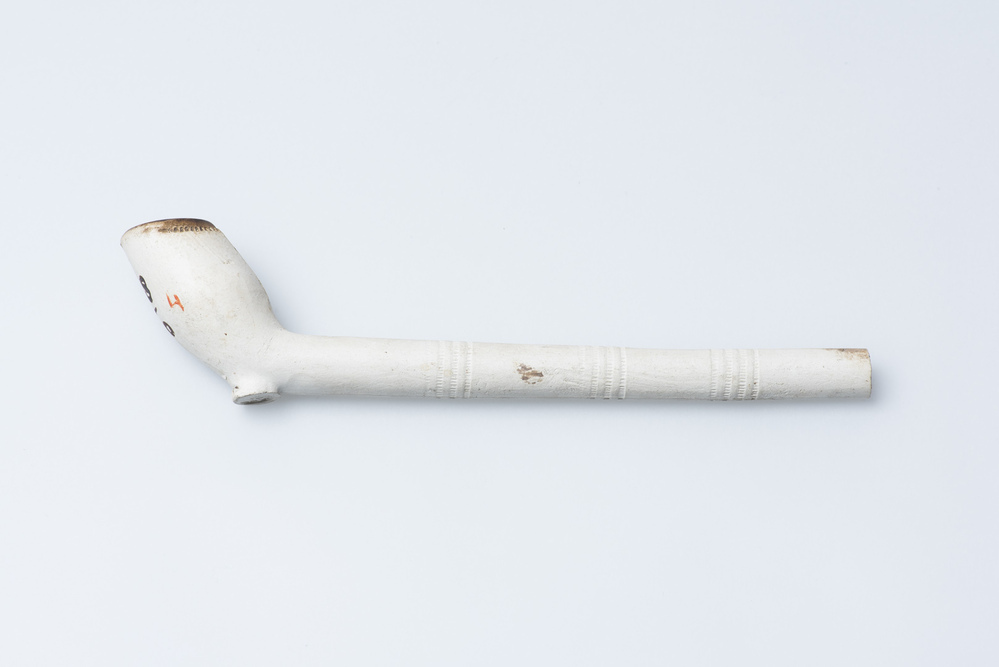 Twee pijpen van witte pijpaarde