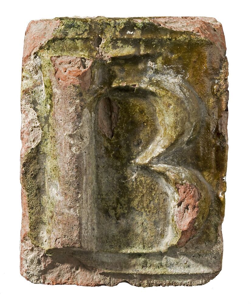 VERVALLEN Bakstenen siertegel met letter R (Aduard)