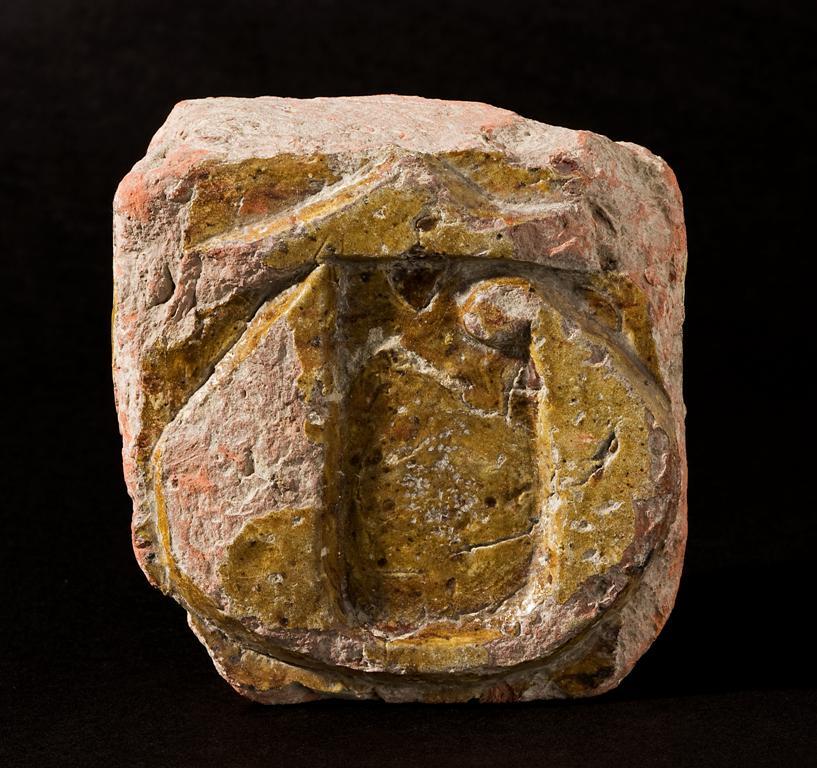 VERVALLEN Bakstenen siertegel met letter T (Aduard)