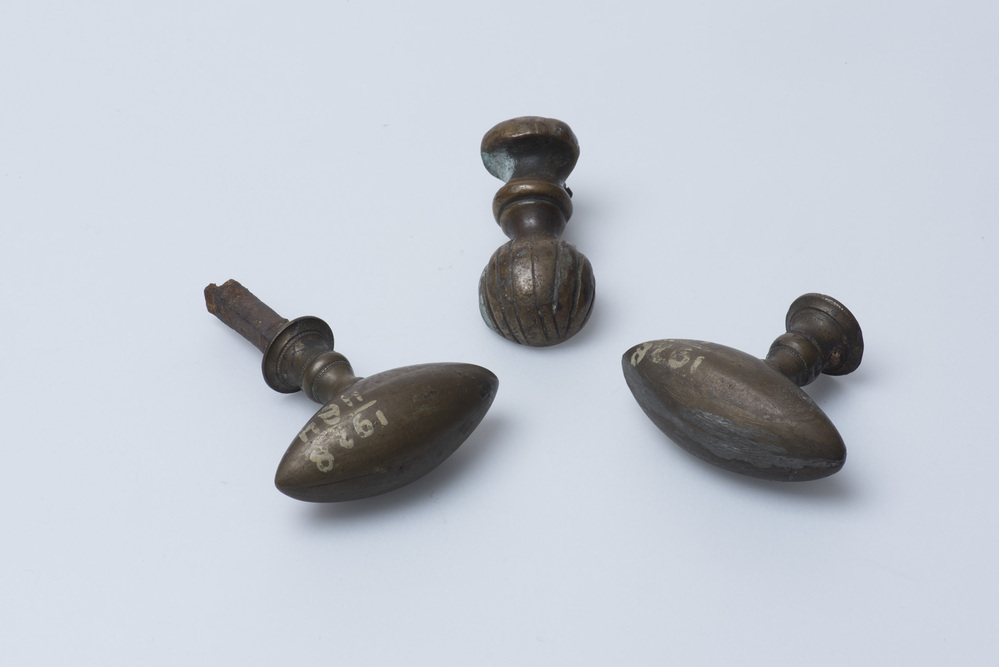 VERVALLEN fragmenten van deurbeslag