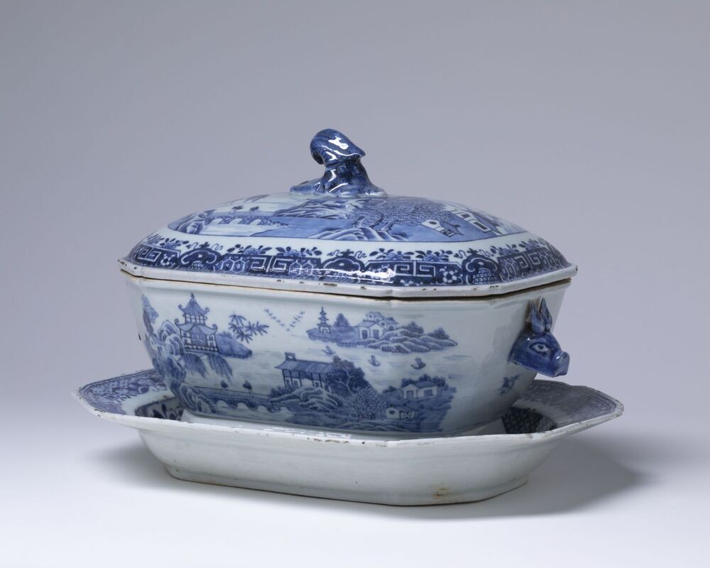 Terrine met deksel op onderschotel