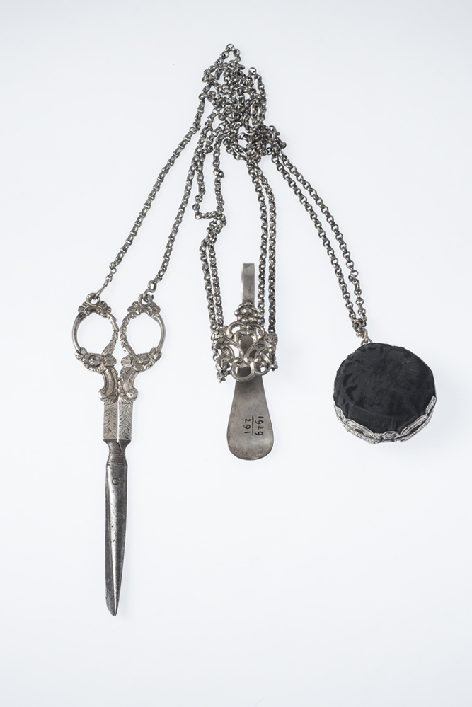 haak, schaar en speldenkussen