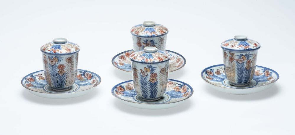 Chocoladekop met deksel en schoteltje