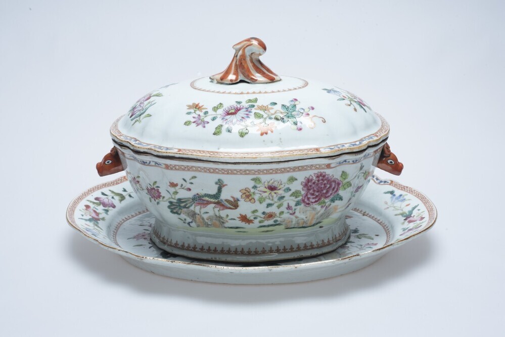 Terrine met deksel en onderschotel