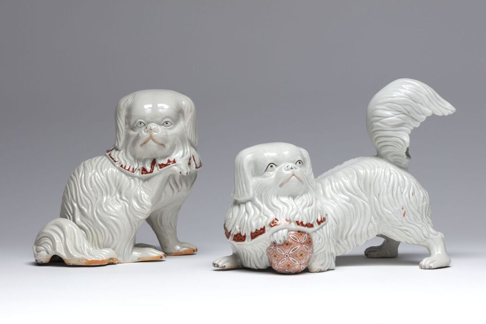 Een zittende en staande hond