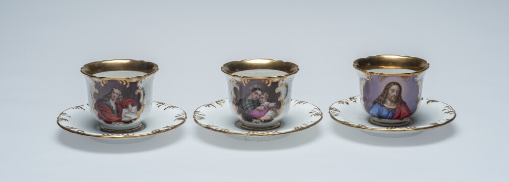 Drie koppen en schotels