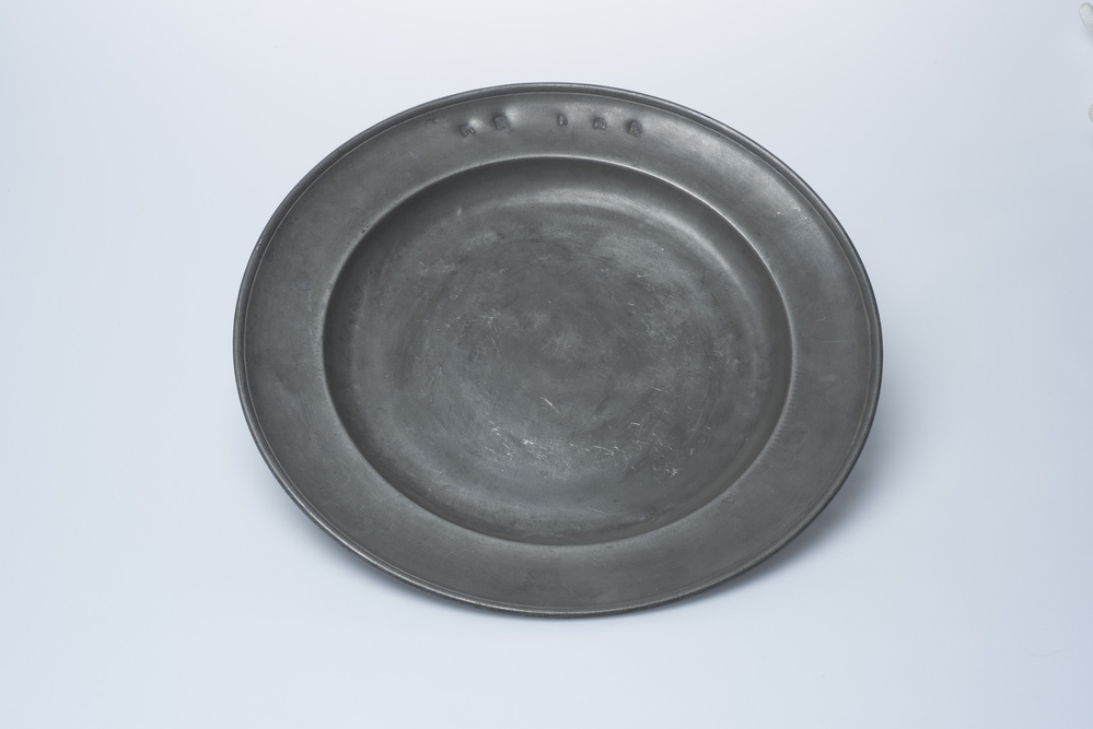 Groot bord van tin