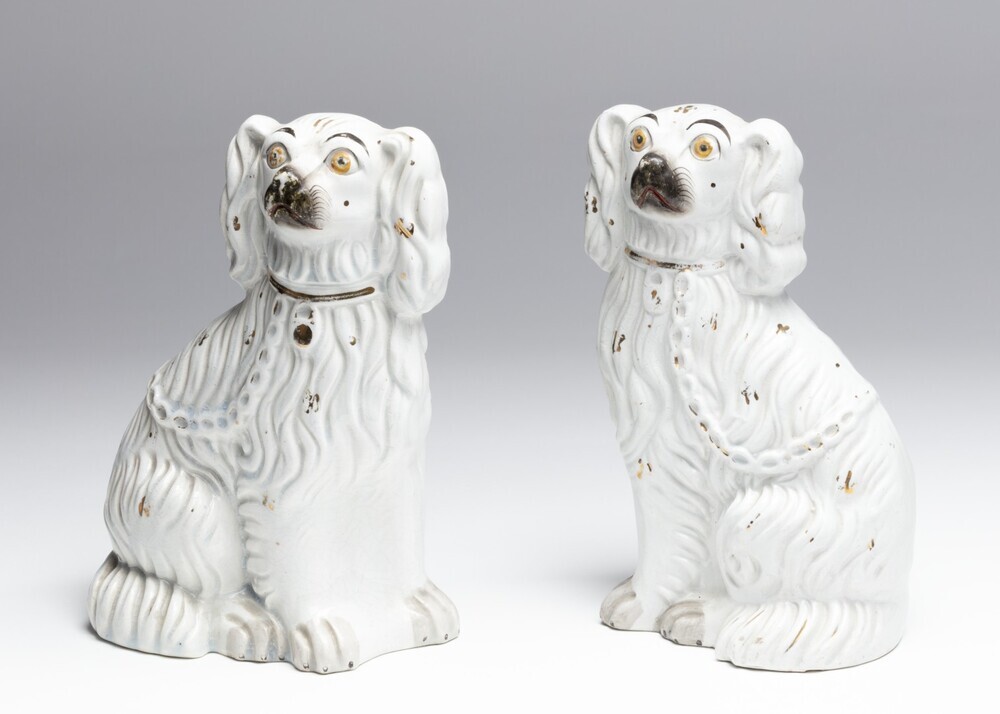 Twee zittende honden