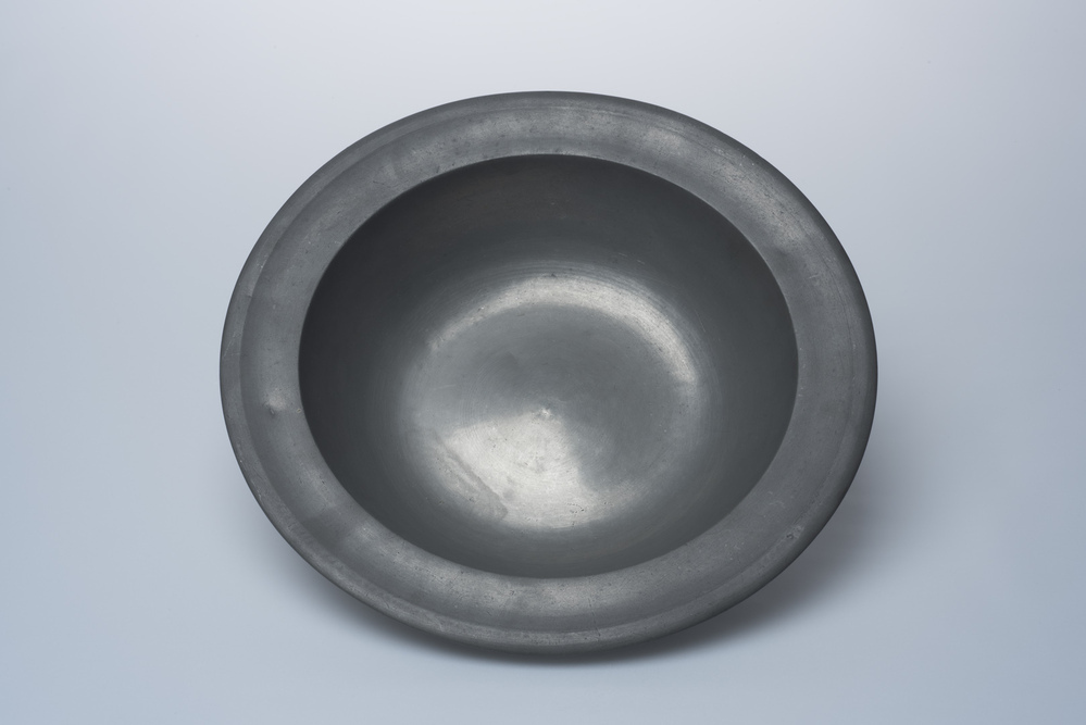 Karnemelkschotel van tin