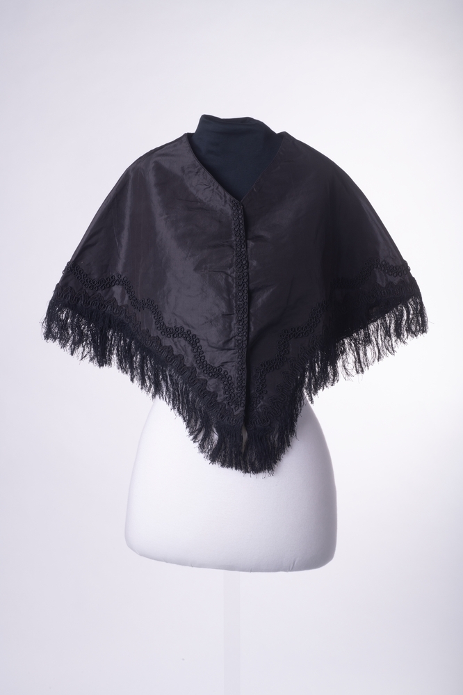 Korte, zwarte (taf)zijden pelerine