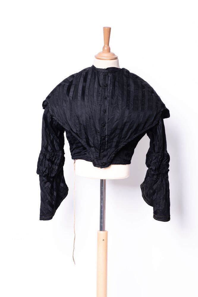 Zwart zijden lijfje met losse pelerine