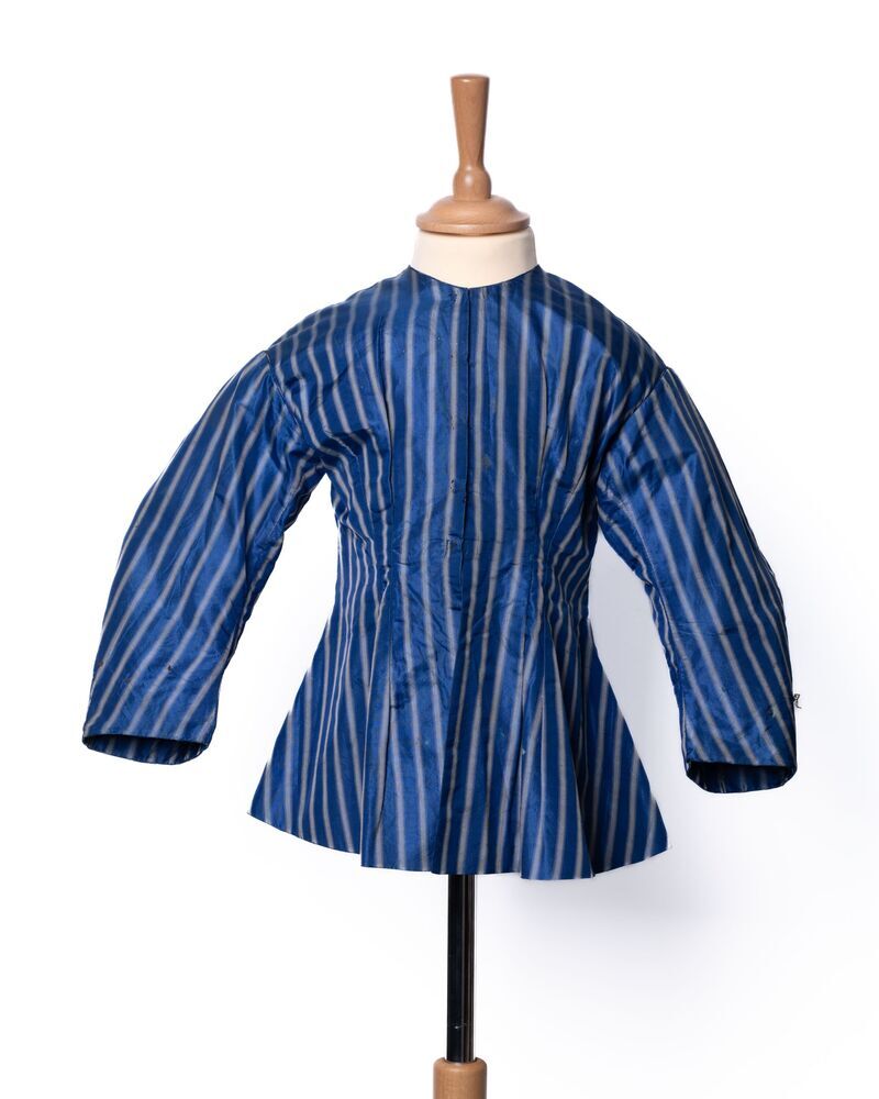 Een blauw/wit gestreept zijden jakje