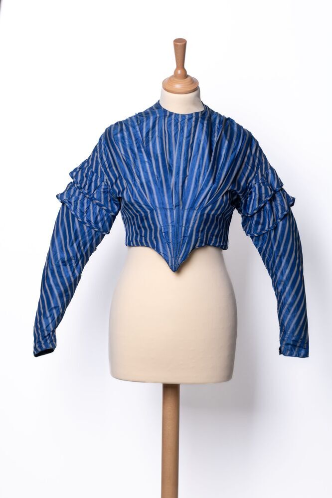 Een blauw/wit gestreept zijden jakje