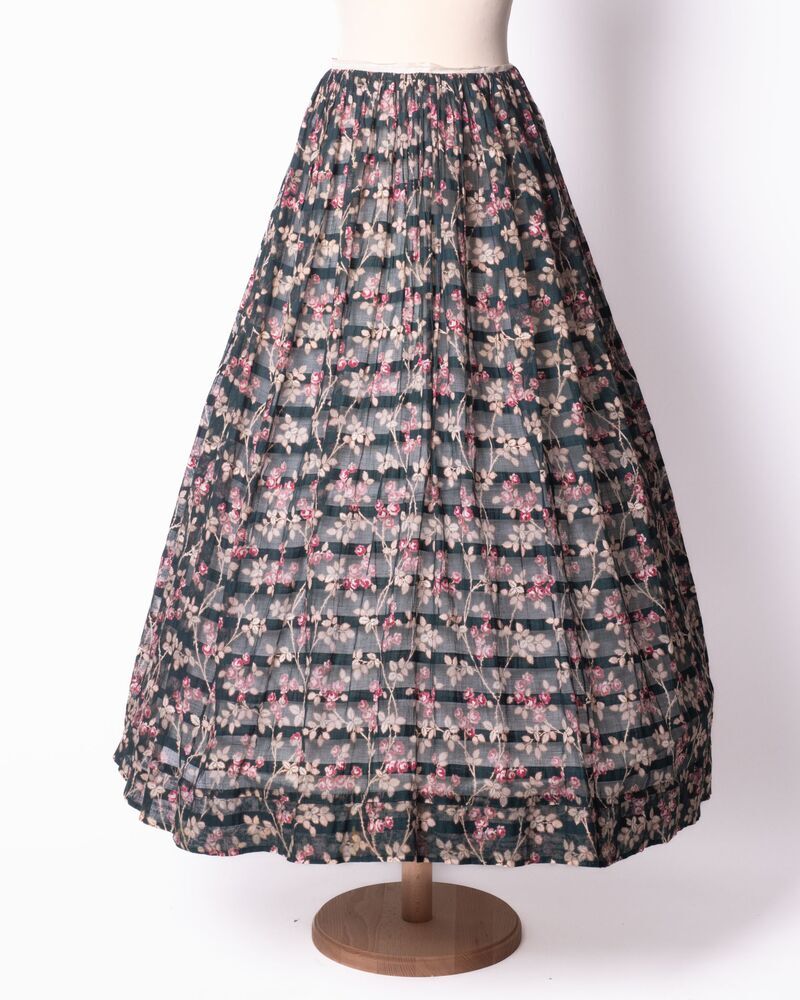 Een overrok van donkergroene voile