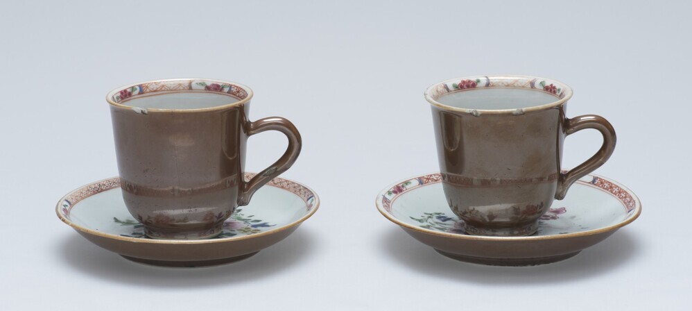 Chocolade koppen met schotel