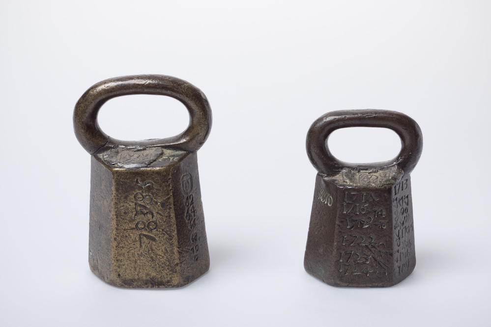 Twee zeszijdig afgeplatte gewichten