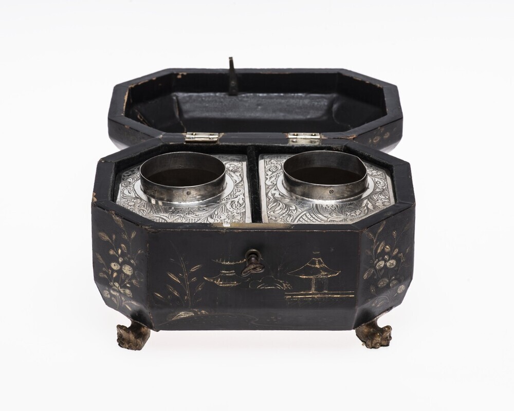 Theekistje met bussen en schepje