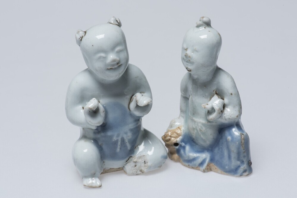 Beeldjes van meisje en jongetje