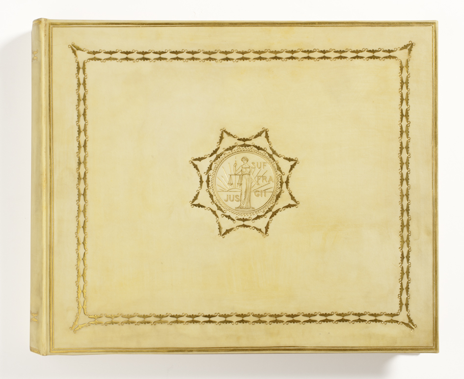 album met handtekeningen t.g.v. het 25-jarig bestaan van de Vereeniging voor Vrouwenkiesrecht