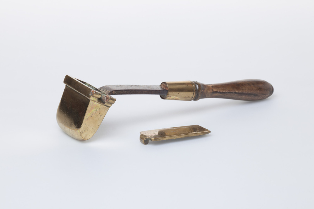 Kleine strijkbout met houten handvat