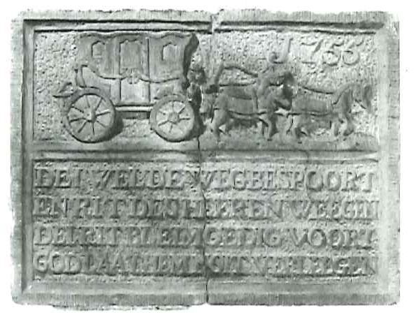 Gevelsteen met koets en opschrift