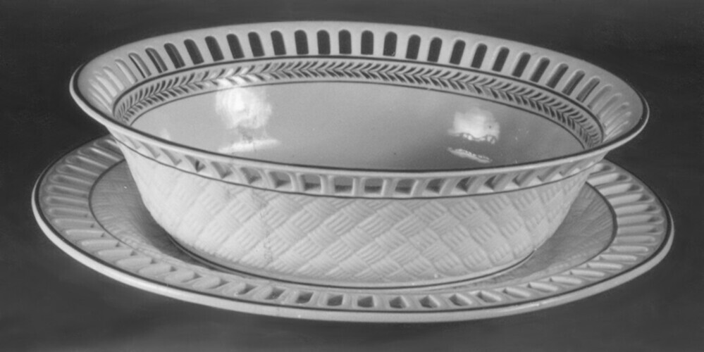 Deel van Wedgwood servies: broodschaal met onderschotel