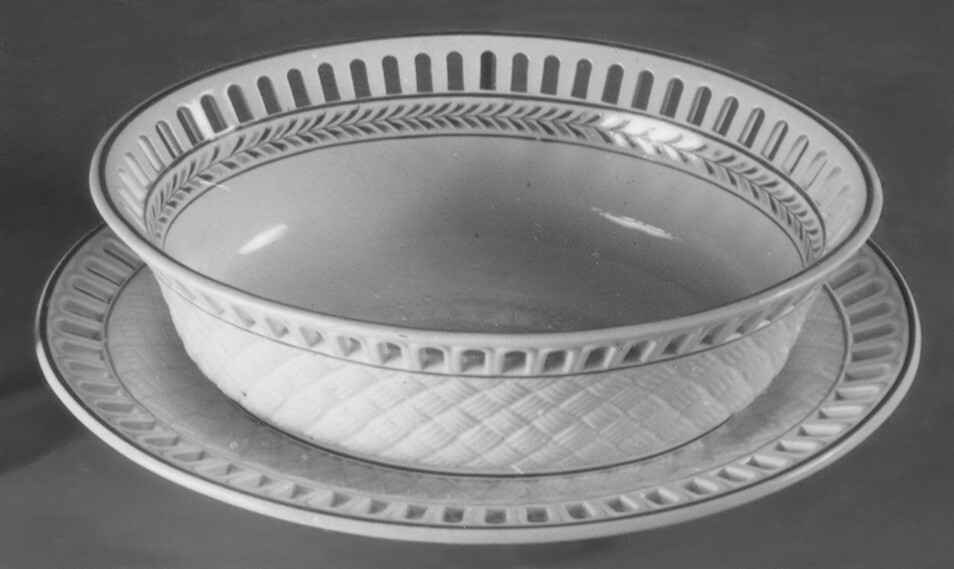 Deel van Wedgwood servies: schotel met onderschotel