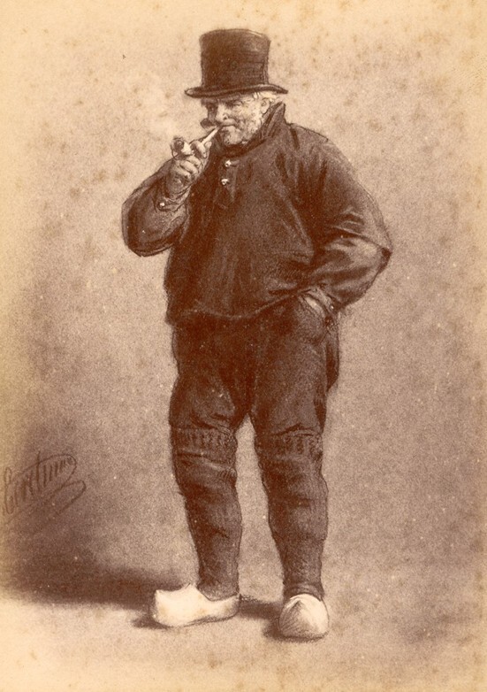 Man in klederdracht (foto van schilderij van Otto Eerelman, uit album)