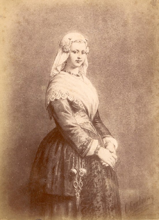 Vrouw in klederdracht (foto van schilderij van Otto Eerelman, uit album)