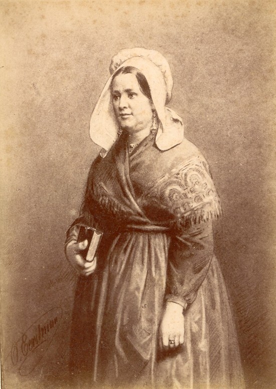 Vrouw in klederdracht (foto van schilderij van Otto Eerelman, uit album)
