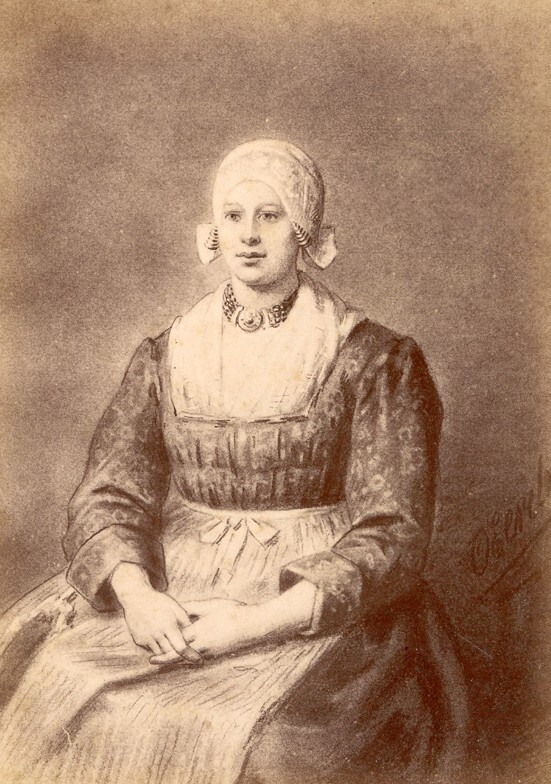 Vrouw in klederdracht (foto van schilderij van Otto Eerelman, uit album)