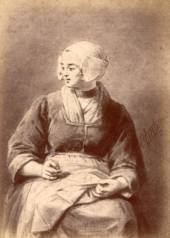 Vrouw in klederdracht (foto van schilderij van Otto Eerelman, uit album)