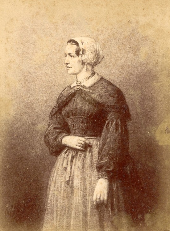 Vrouw in klederdracht (foto van schilderij van Otto Eerelman, uit album)