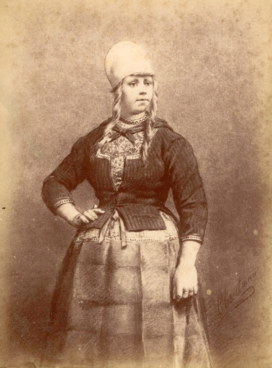 Vrouw in klederdracht (foto van schilderij van Otto Eerelman, uit album)