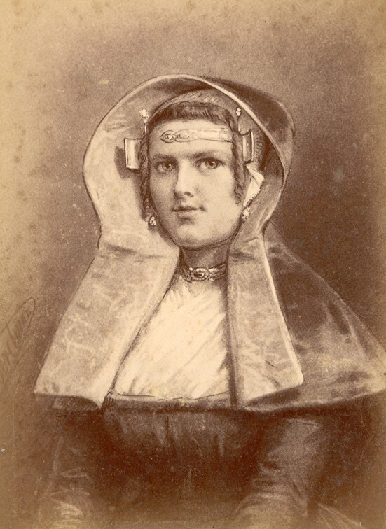 Vrouw in klederdracht (foto van schilderij van Otto Eerelman, uit album)