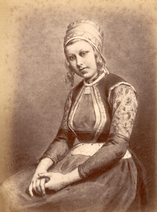 Vrouw in klederdracht (foto van schilderij van Otto Eerelman, uit album)