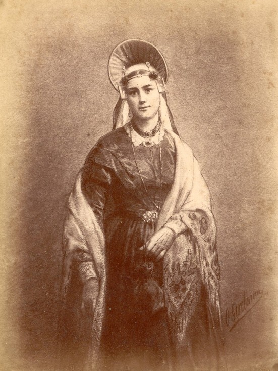 Vrouw in klederdracht (foto van schilderij van Otto Eerelman, uit album)