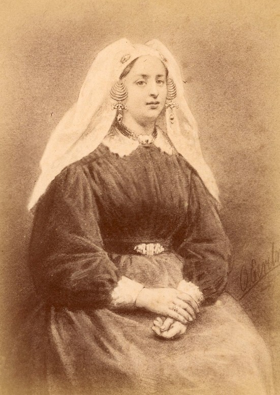 Vrouw in klederdracht (foto van schilderij van Otto Eerelman, uit album)